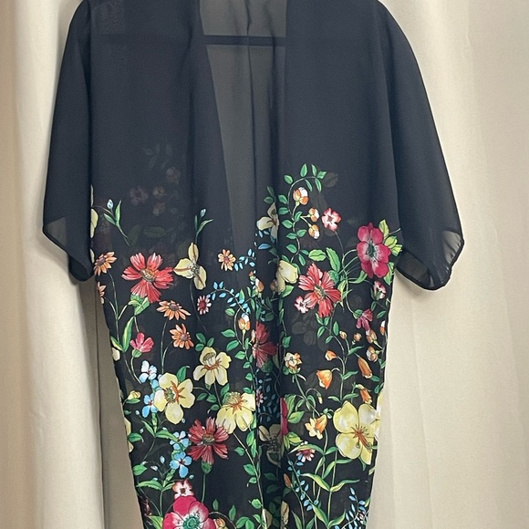 Polyester open cover up. Black and flowers. Size M - Picture 4 of 4